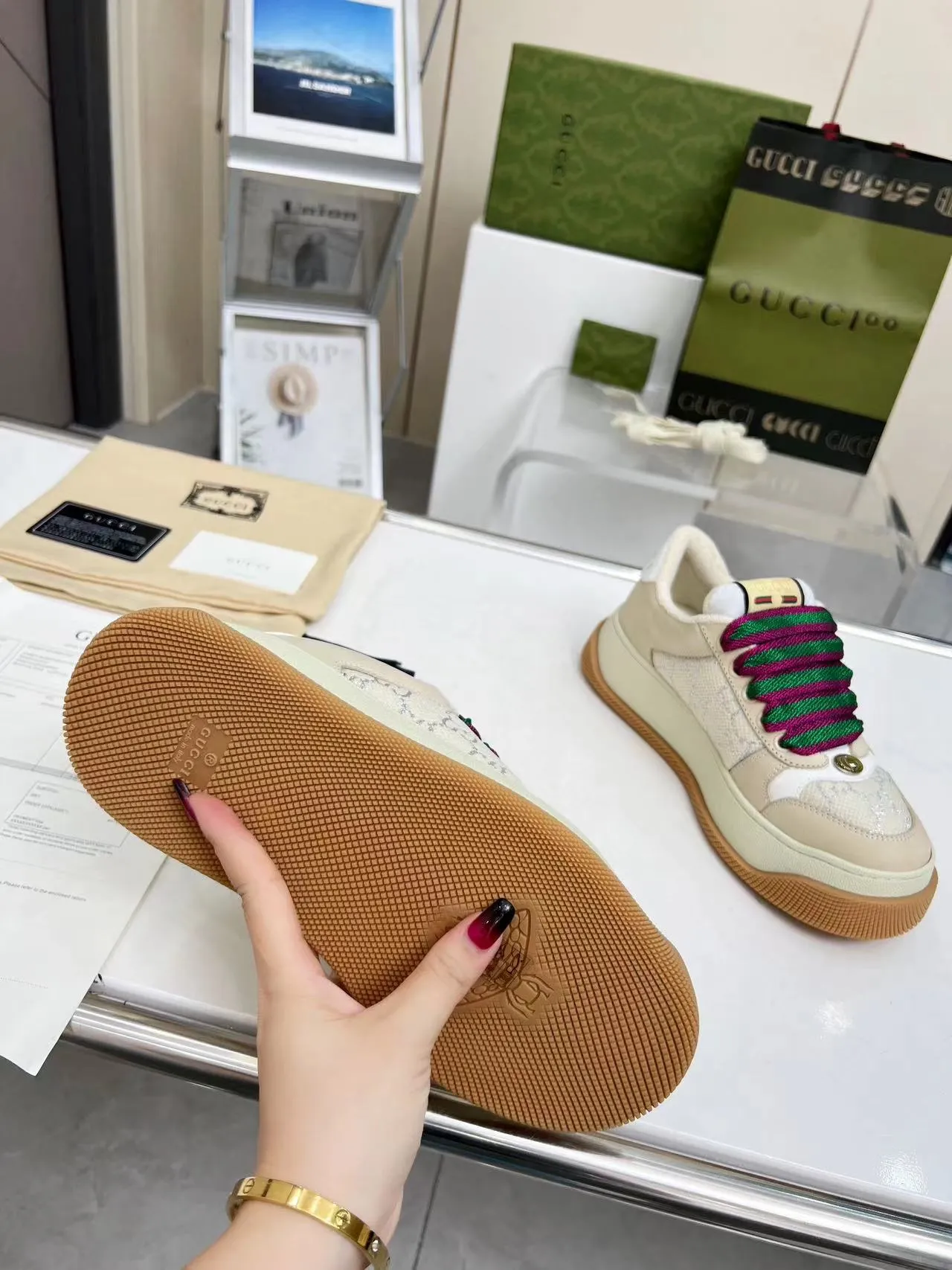 👟👟Ex-factory price 520👟👟 Gucci New Screener Series Couple Style Chubby Bread Shoes Small Dirty Shoes Fatty Double G Casual Sneakers Original Purchase Development Original Purchase Develop The Screener series of sneakers are inspired by the classic sneakers of the 1970s, named after the defensive action in sports. They are decorated with striped webbing on the side and embellished with retro Gucci logos. These sneakers are made of GG canvas. Purple leather details add depth to the piece with sharp contrast, and the details are fuller. Exquisite packaging at the delivery counter Fabric: Original imported cowhide + double G fabric Lining: Original customized breathable towel velvet Sole: Original molded T👟👟 Factory price U outsole Sole thickness: 6CM Size: Women's 35-40 / Men's 39-45